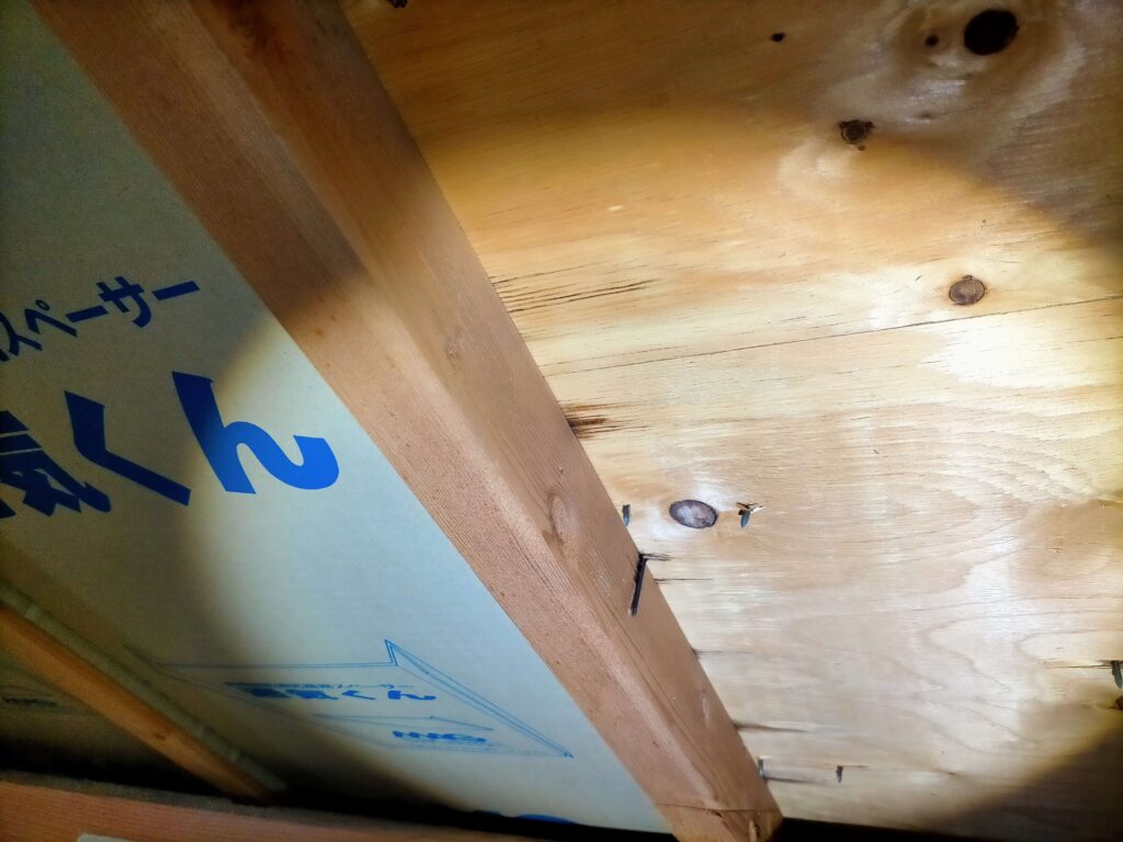 屋根合板から突き出た釘(通気くん設置時に場所により切断加工が必要)