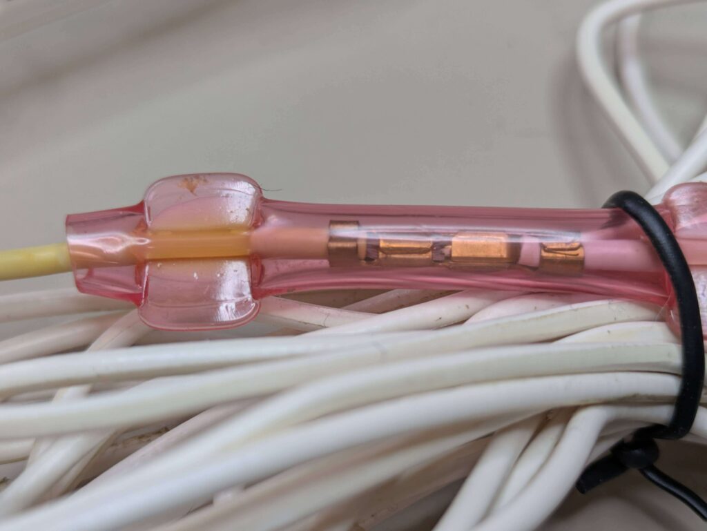 TOTO ウォシュレット便座ヒーターのケーブル接続端子部（透明チューブで防水処理）