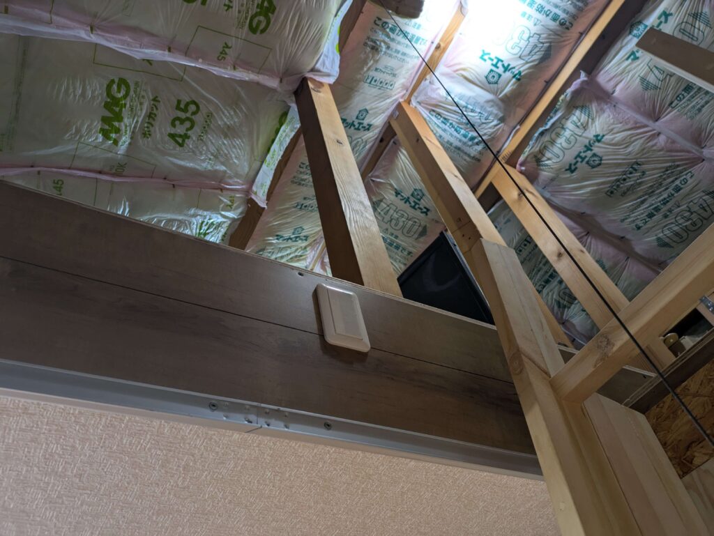 屋根裏収納出入口の外枠に三路スイッチを取り付けた状態