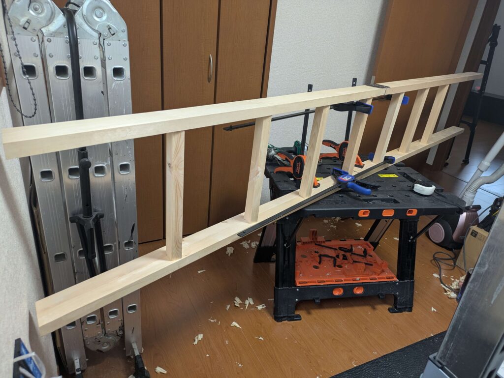 2本のはしごをクランプで固定（折りたたみ連結部の組み立て）