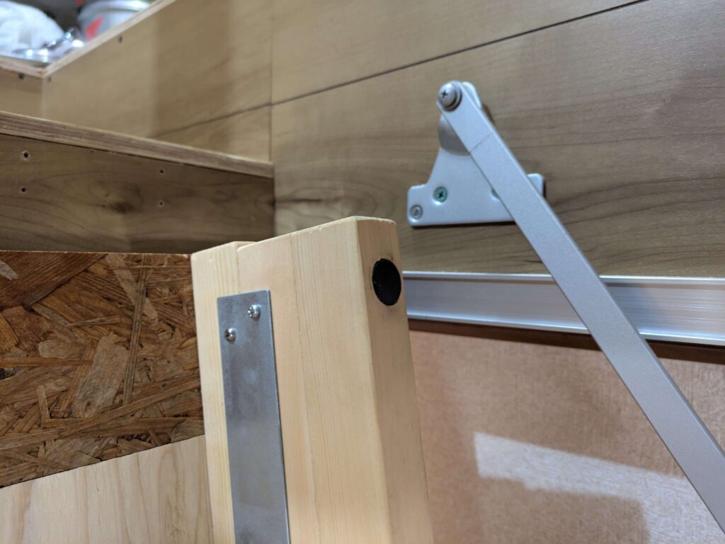 上段はしごに埋め込んだ磁石（100均磁石3枚重ね）