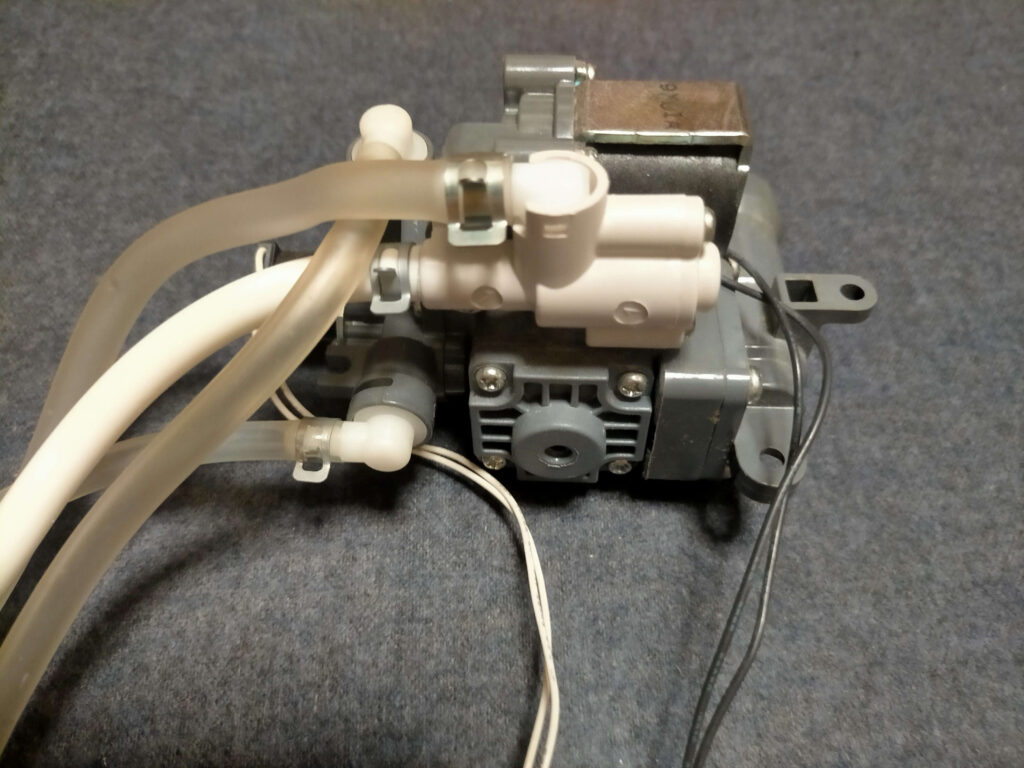 TOTO ウォシュレットバルブユニットの裏側（別角度）