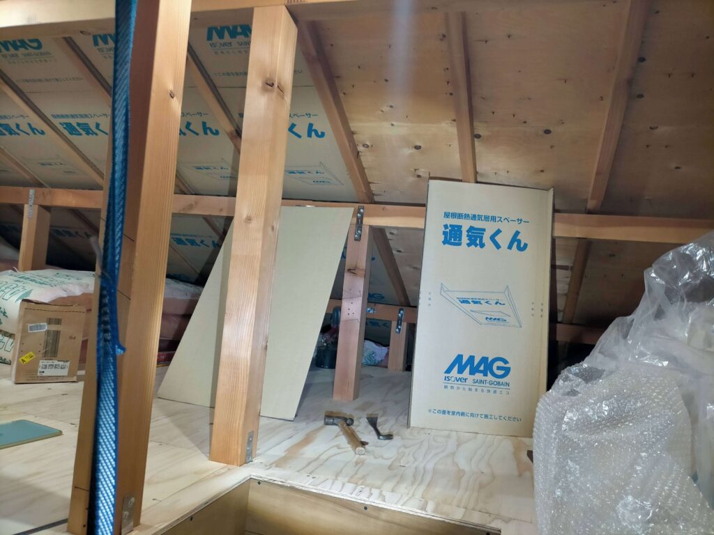 屋根垂木へ固定した通気くん(別角度から撮影・透湿性ダンボール素材)