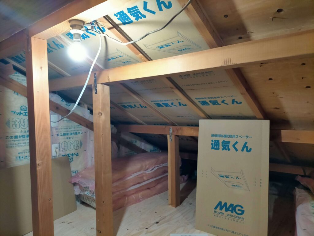 通気スペーサー「通気くん」を屋根垂木へ電動タッカーで固定する作業