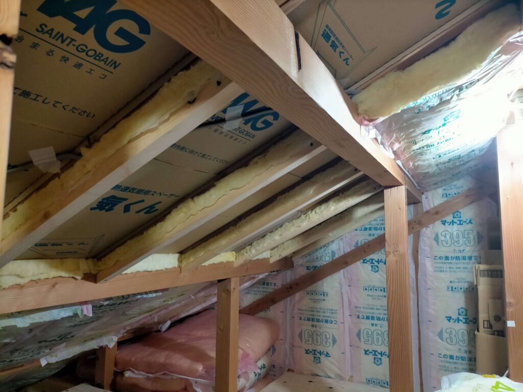 屋根裏収納用照明VVFケーブルを垂木に固定