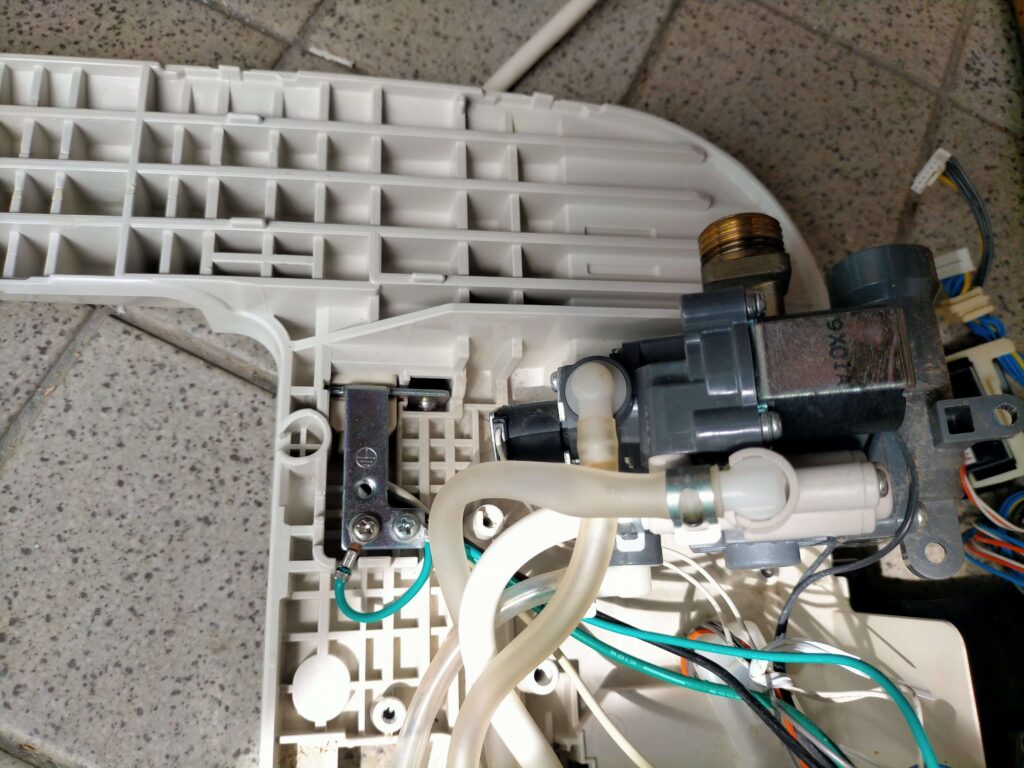 TOTO ウォシュレットのバルブユニット周辺