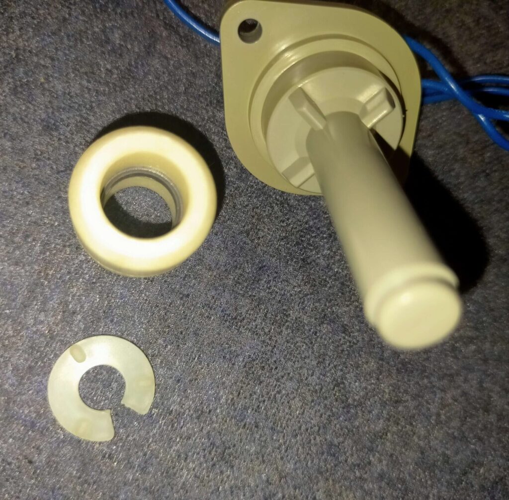 TOTO ウォシュレット水位センサーのCリング外しフロートを抜いた状態（フロート内に磁石）