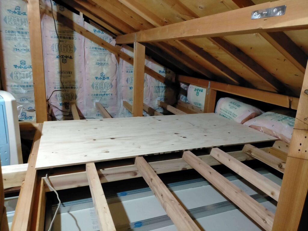 西側エリアの根太施工が終わり構造用合板を配置