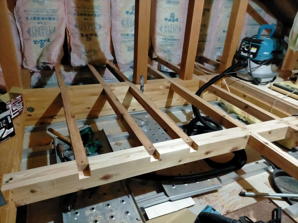 西側エリアの根太を順次入れていく作業