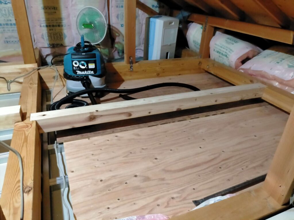 西側大引きの取り付け完了（900mmピッチで配置）