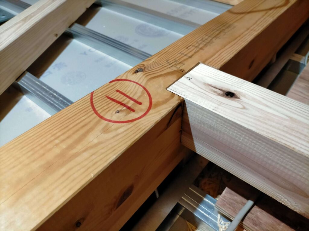 梁がらみへ西側大引きを取り付ける作業