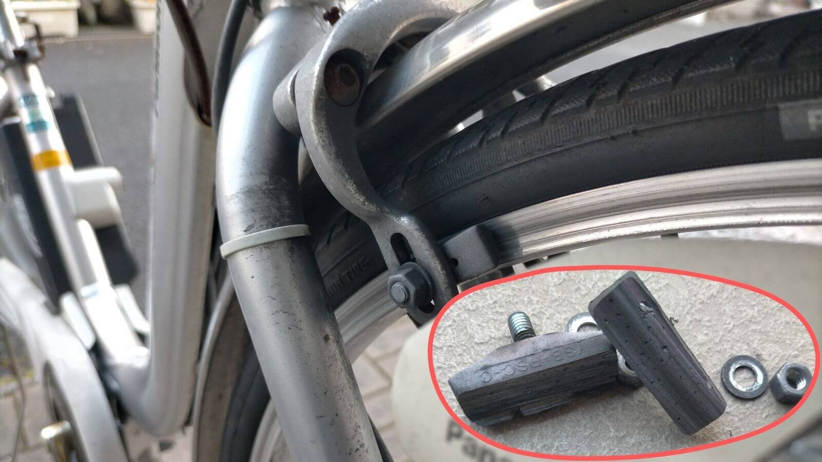 9年放置で完全に摩耗したブレーキシューとアルミリムの削れ(金属台座露出状態)