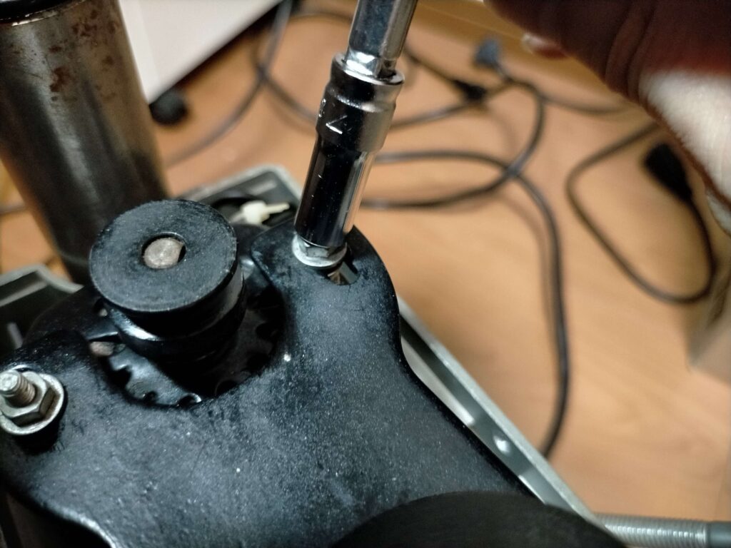 プーリー台の固定ナットを緩める