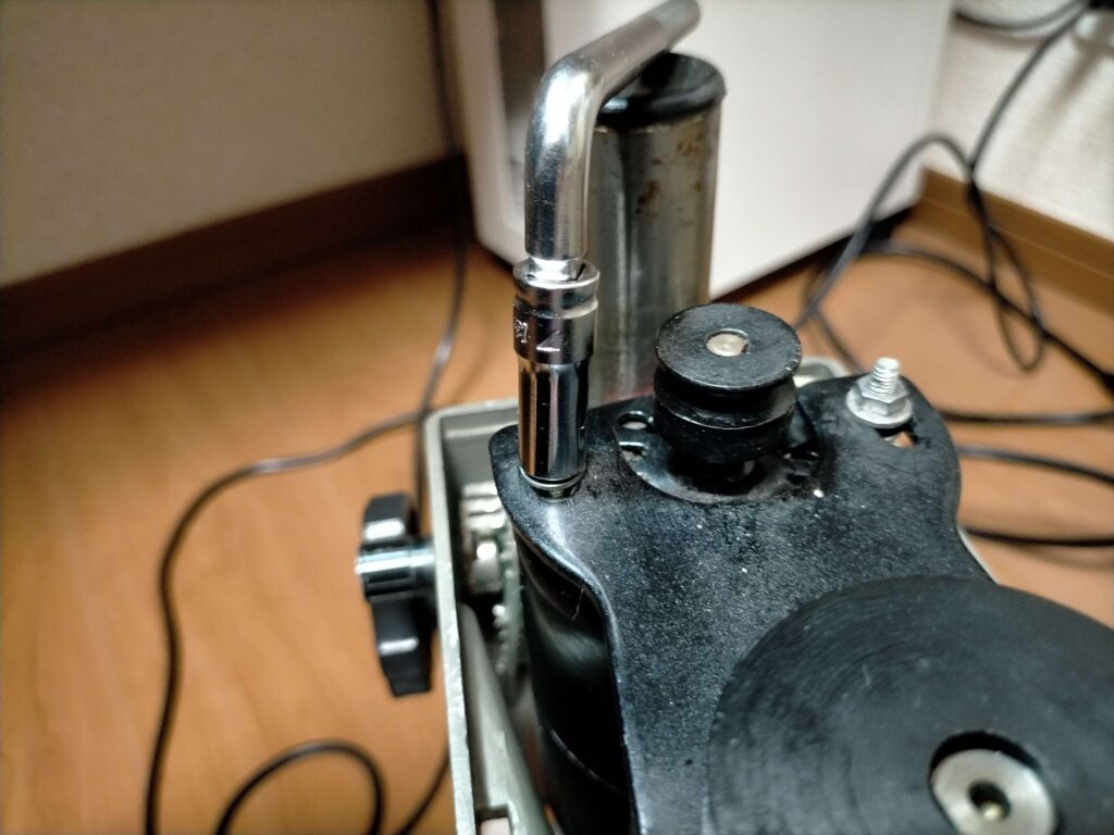 プーリー台の固定ナットを緩める②