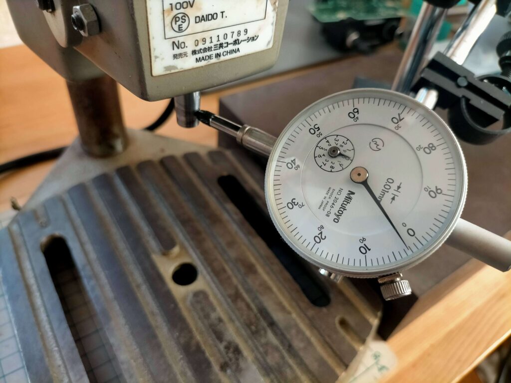 主軸にダイヤルゲージをあて軸振れ測定