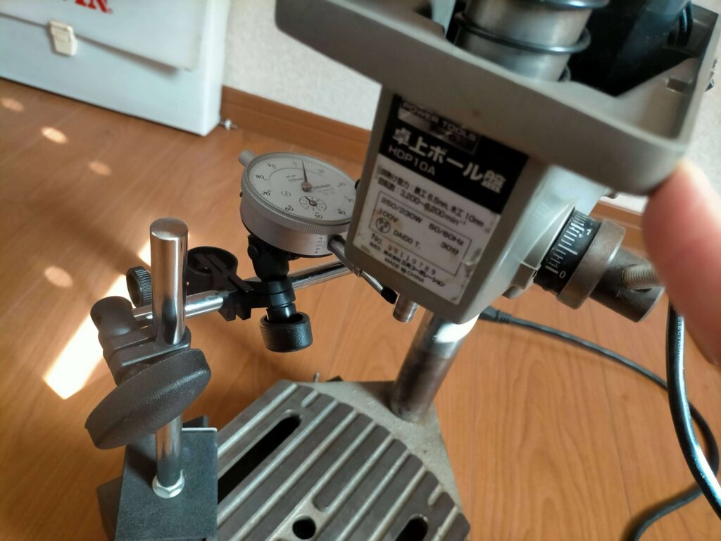 主軸にダイヤルゲージをあて本体振れ測定