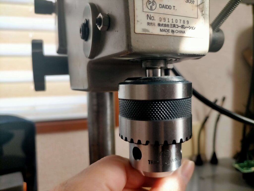 テーパー部に傷をつけないようにチャックを差し込む