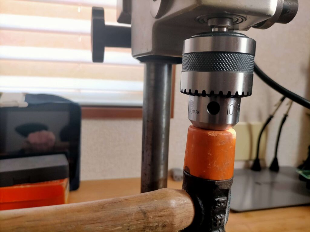 チャック本体端面をプラスチックハンマーで打ち込む