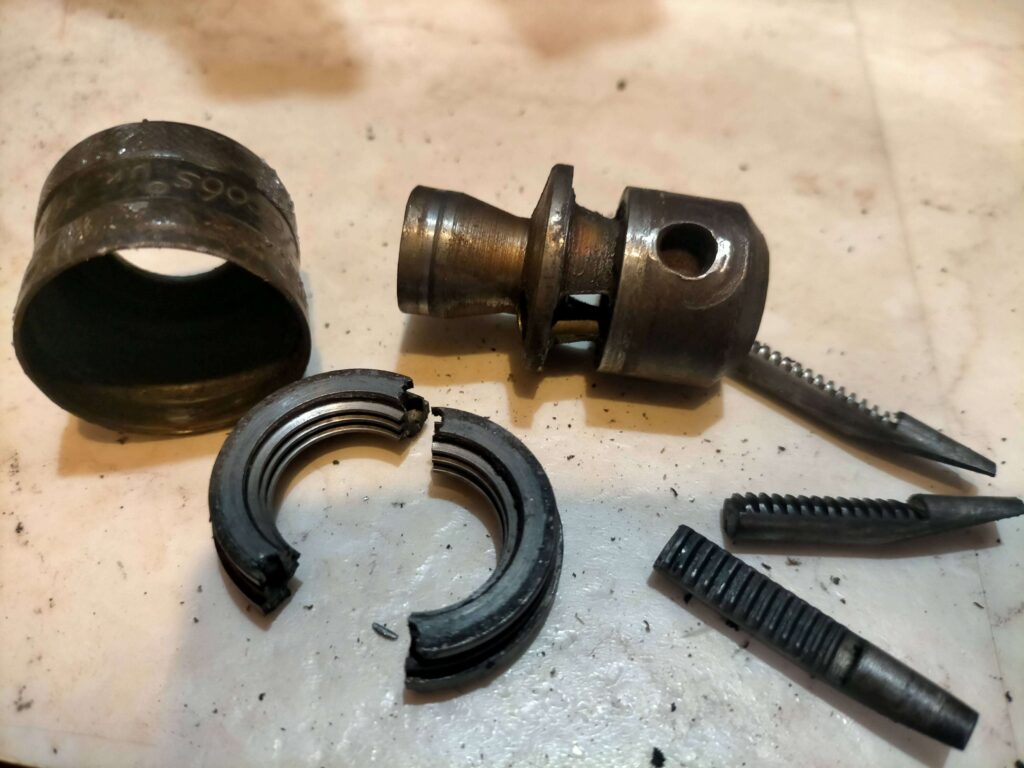 HDP-10Aから外したドリルチャックを分解