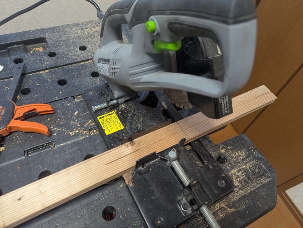 丸ノコで縦引きした胴縁をチップソー切断機で切る