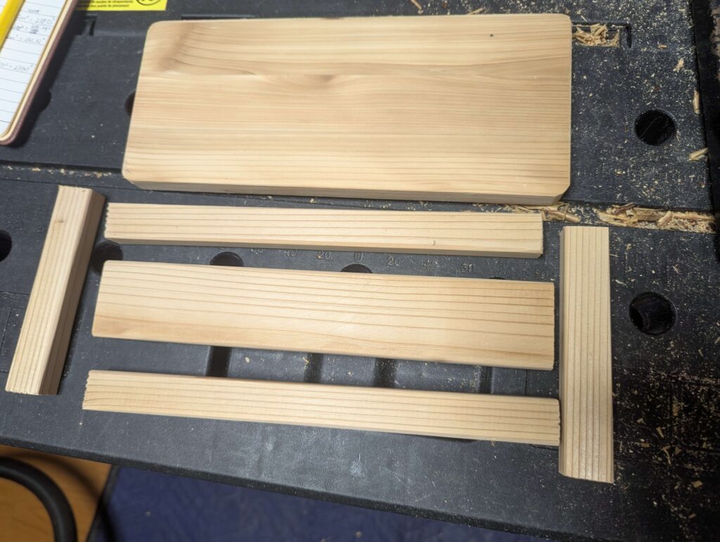 切り出した足台のパーツ