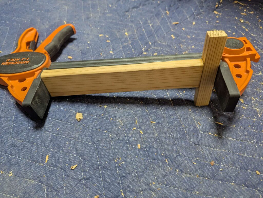 中央の足材をほぞ接ぎ接着