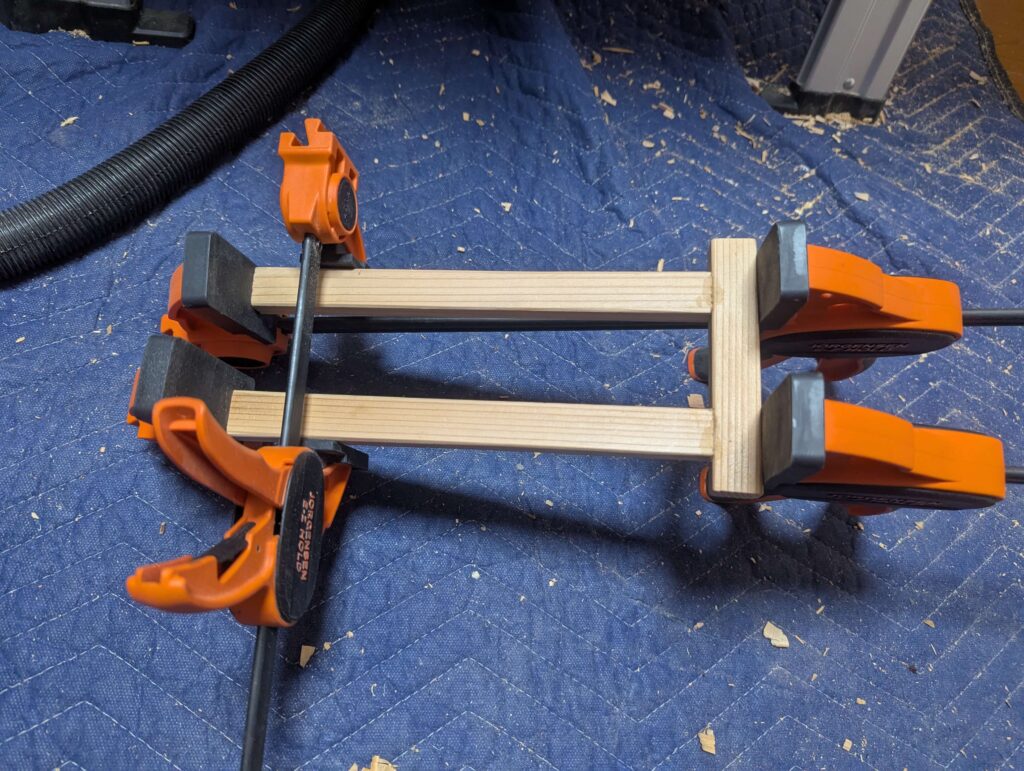 両端にの足材をほぞ接ぎ接着