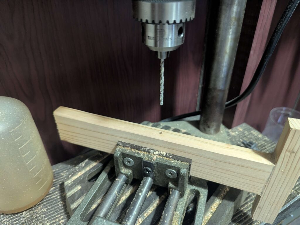 中央の足にシャフトを入れる穴を開ける