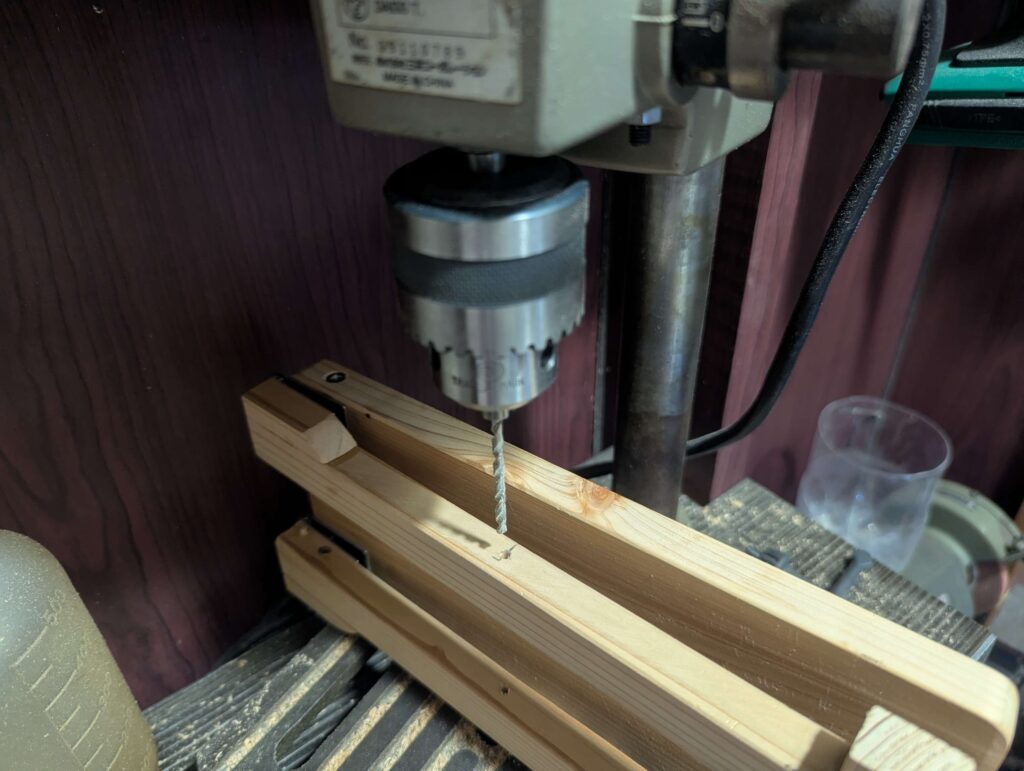 両端の足にシャフトを入れる穴を開ける