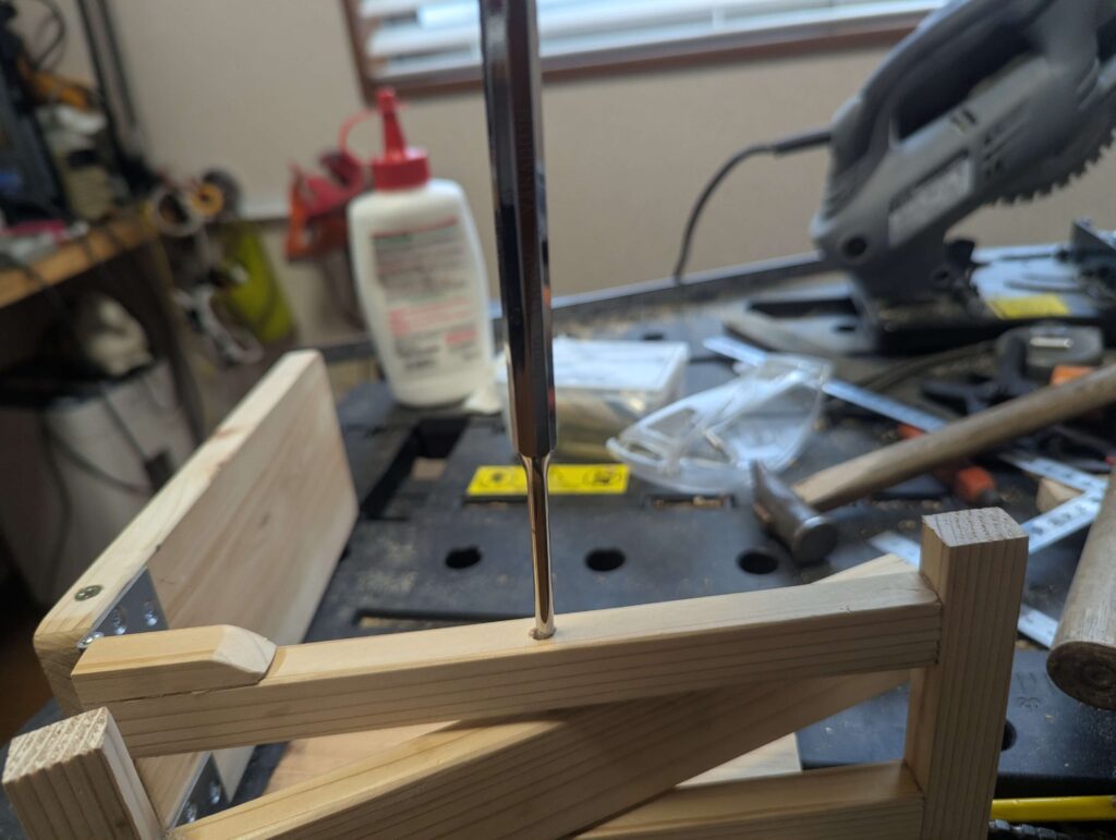 シャフトをポンチで打ち込む