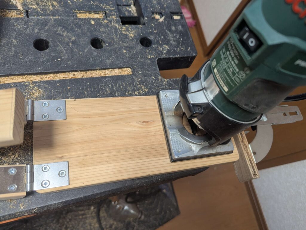 天板にトリマで溝を掘る