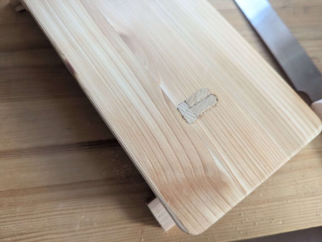 誤って開けた天板の穴を木で埋めた