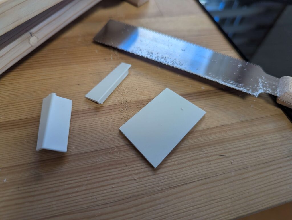 プラ板を切り出す2