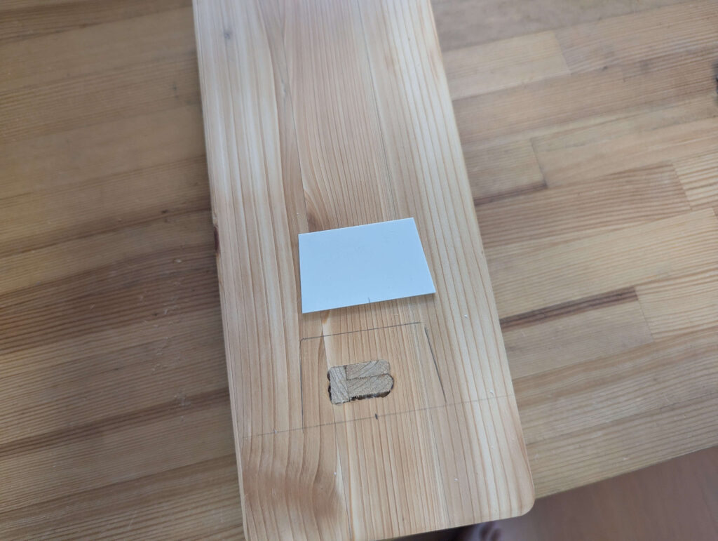 切り出したプラ板を天板にけがく