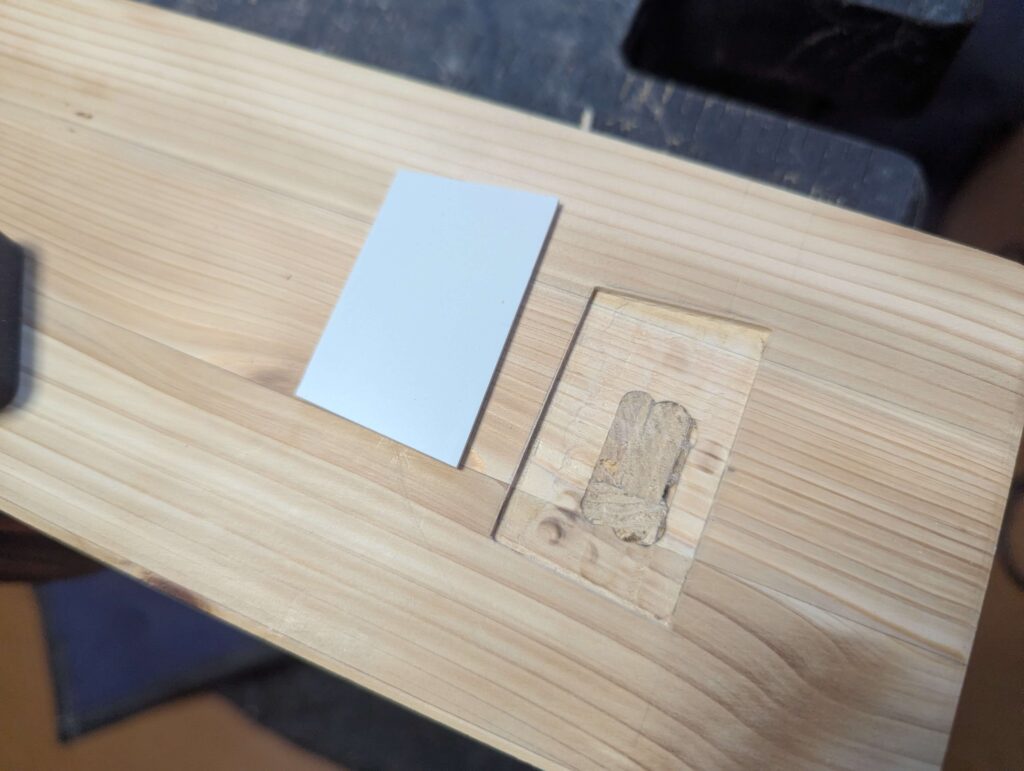 天板にけがいた所をトリマとノミで掘る