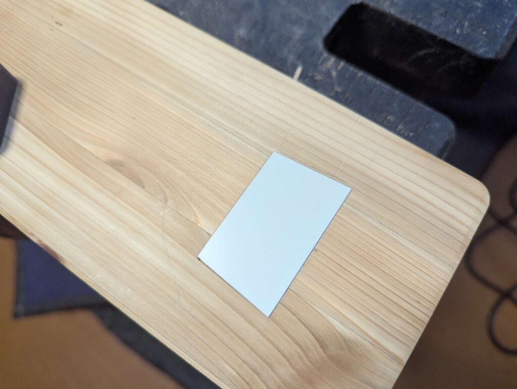 天板に掘った溝にプラ板を5対5のエポキシ接着剤に木粉を混ぜて接着