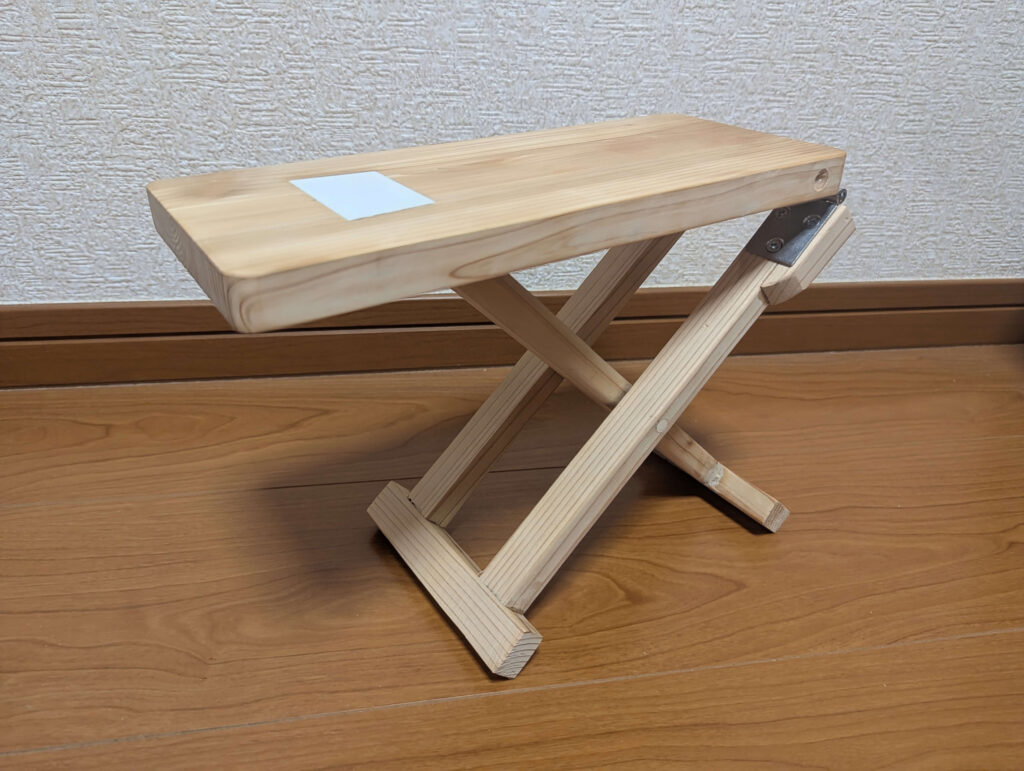 完成した自作の木製ギター足台（高さ調整機能付き）