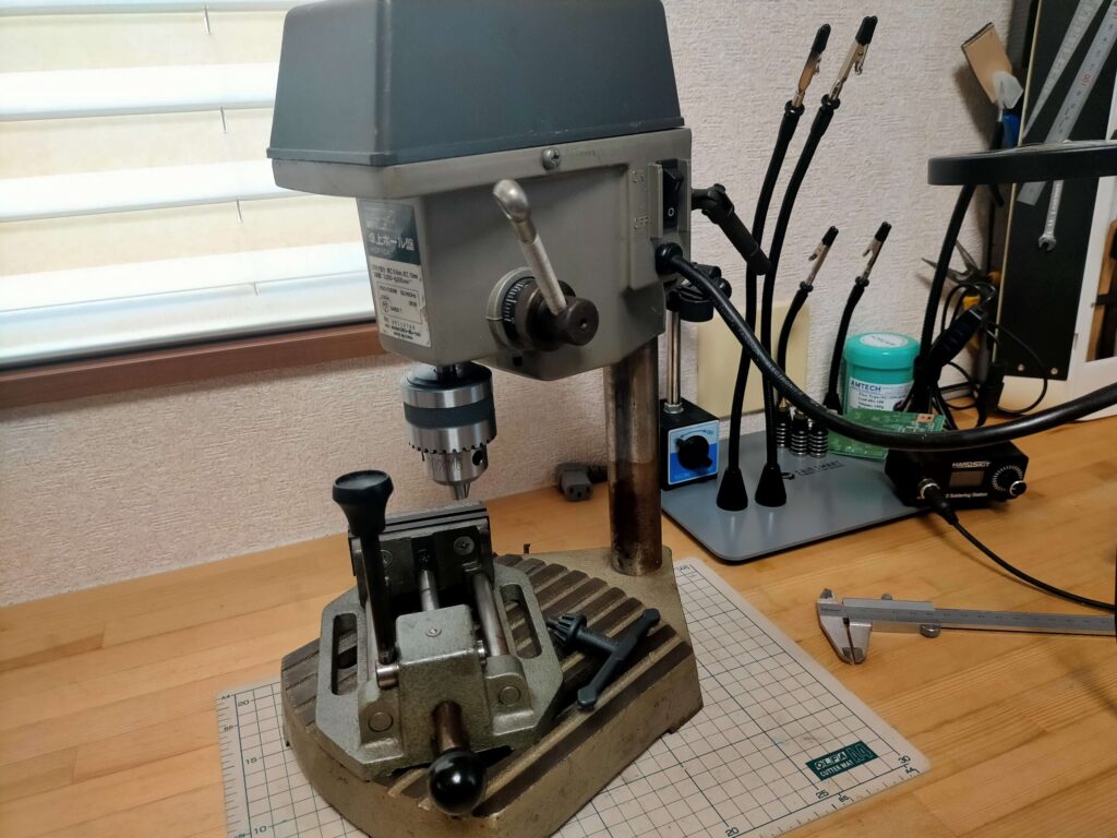 ドリルチャック交換後のミニ卓上ボール盤HDP10Aとバイス