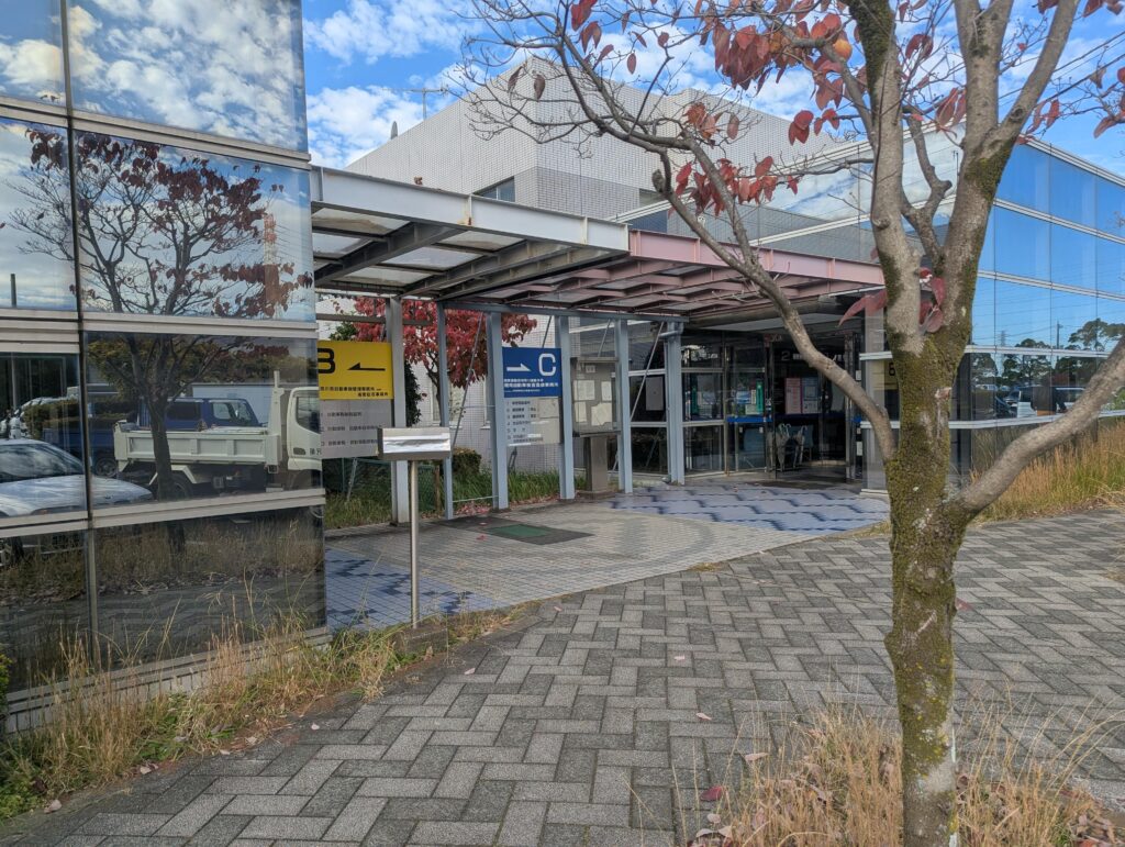 湘南自動車検査登録事務所建物の入り口