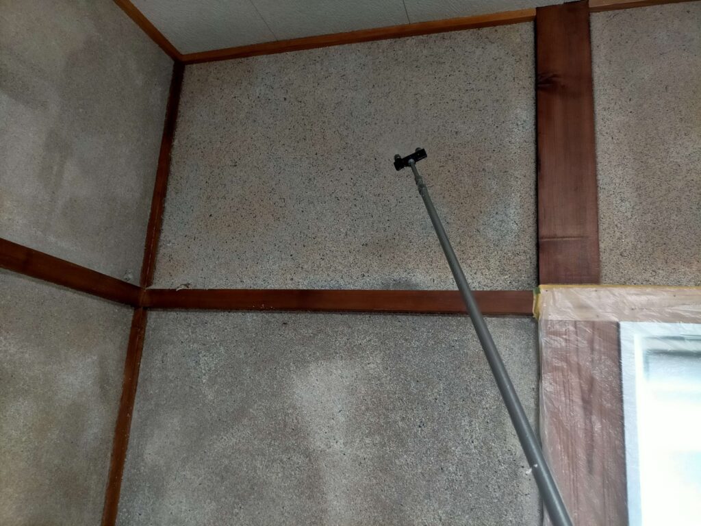 繊維壁を剥がす前に噴霧器で壁全体に水をたっぷりかけふやかす