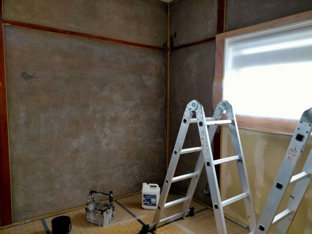 砂壁にアク止め材（シーラー）を塗布後