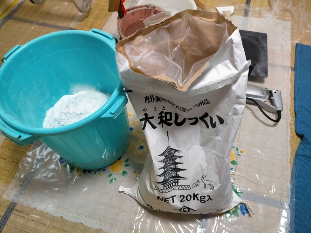 漆喰をポリバケツに投入