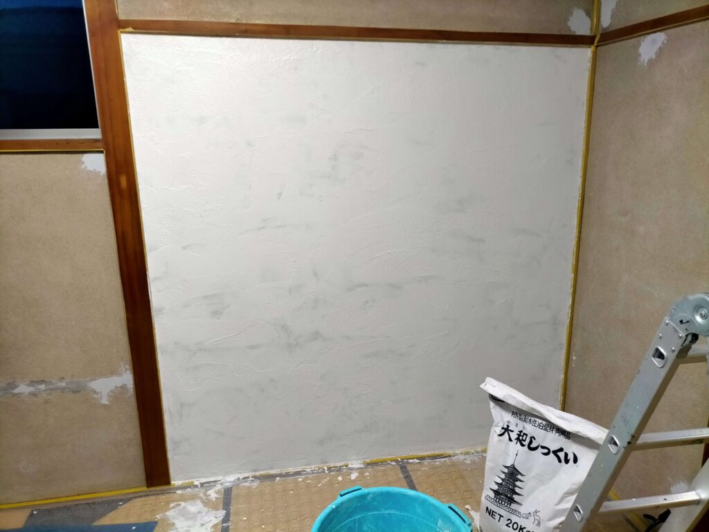 漆喰を一面ずつ塗る一回目