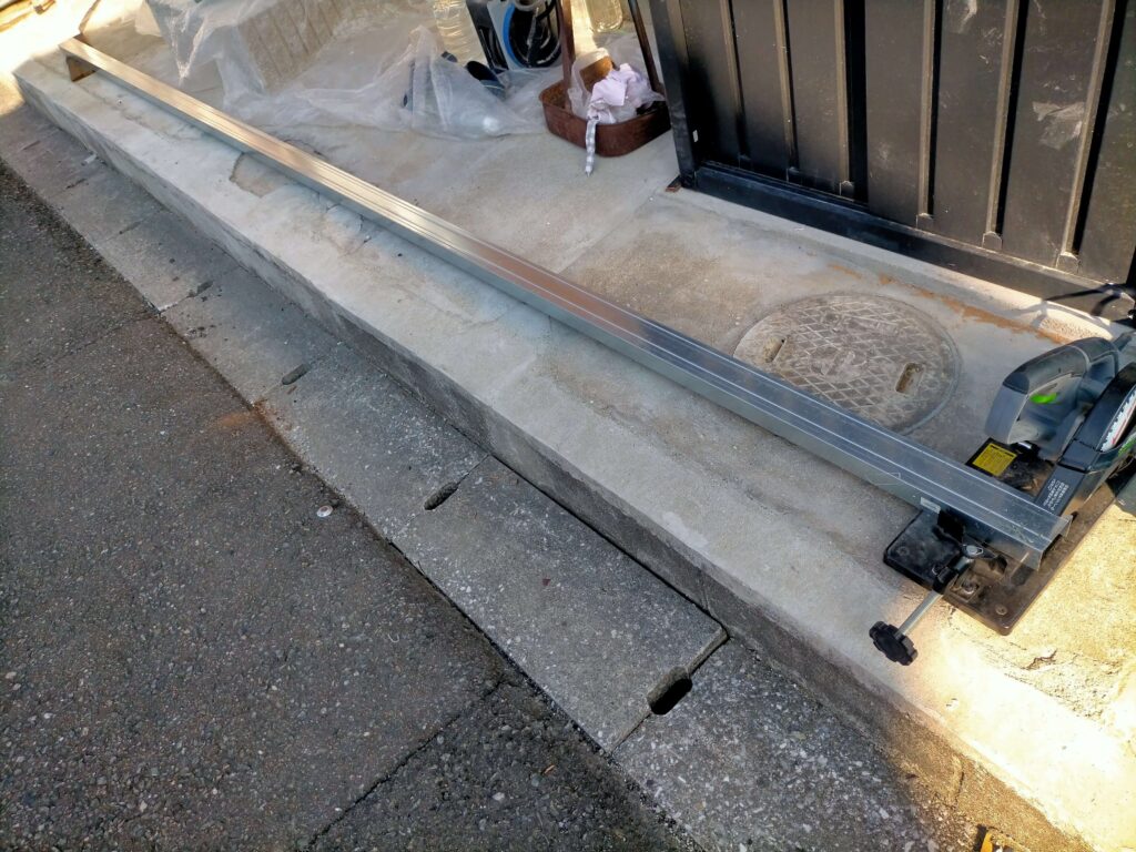 軽天をチップソー切断機で必要な長さにカットします