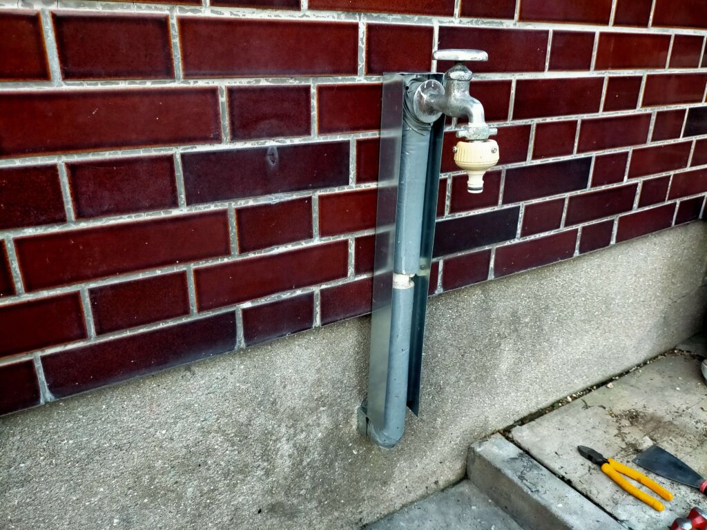 背面用軽天を上端を折り返し加工して取り付けます