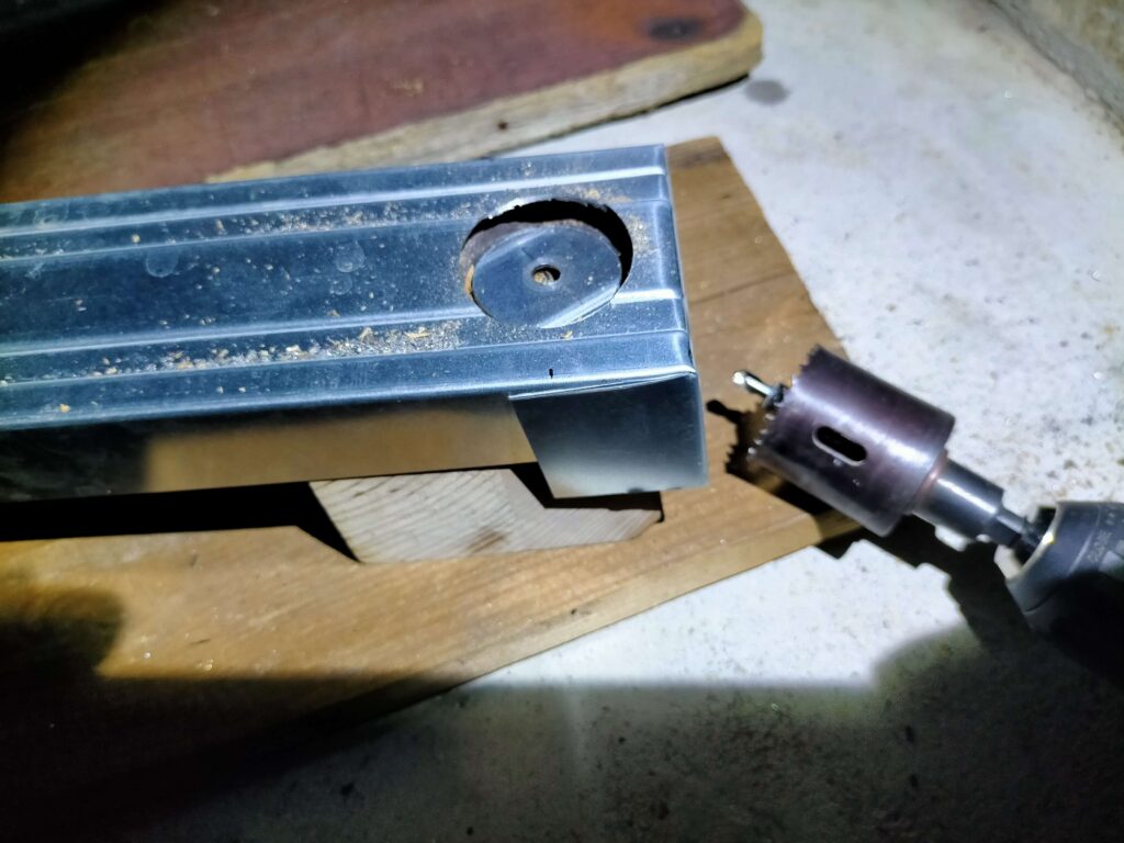 表面用軽天にホールソーで水栓を取り付ける穴を開けておきます