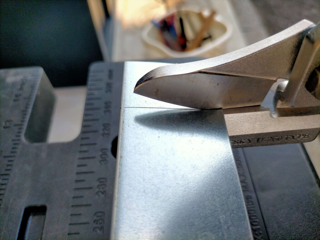 墨を入れた両端を金切りばさみで切ります