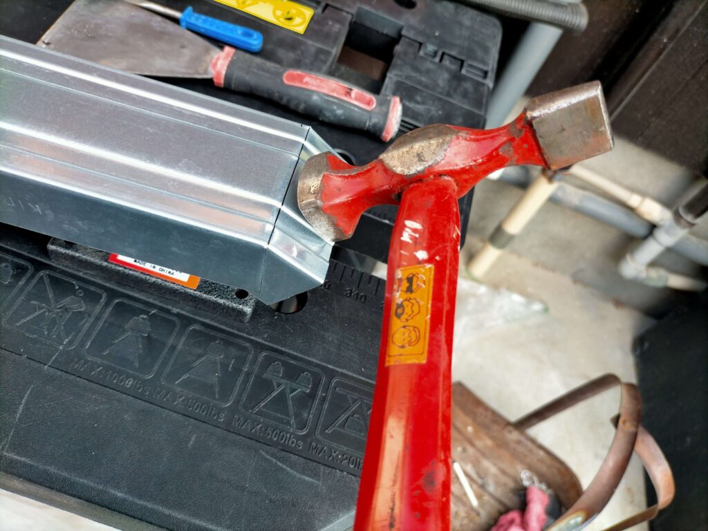 上端をハンマーで折り返す