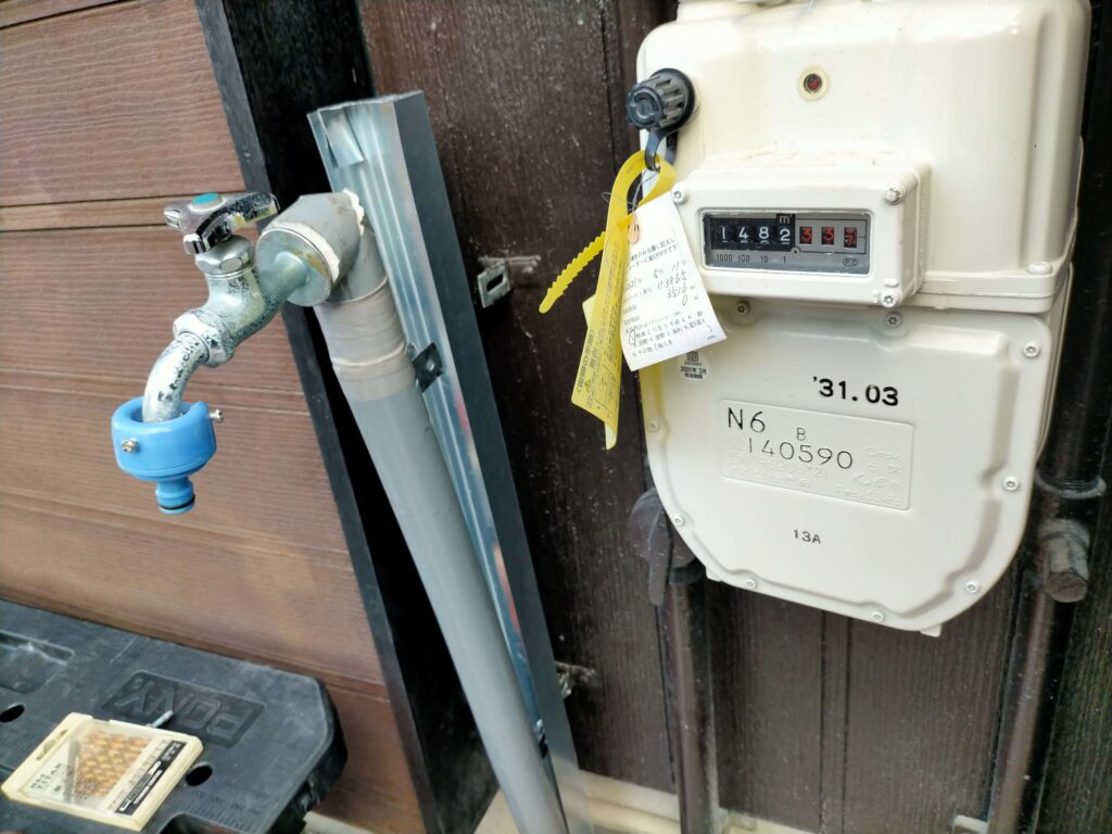 立水栓ステーを外して、加工した背面軽天を取り付け