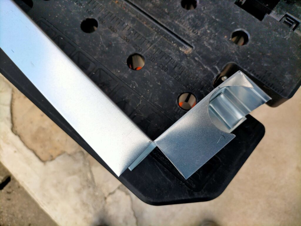 立水栓の下端に配管用穴あけ加工